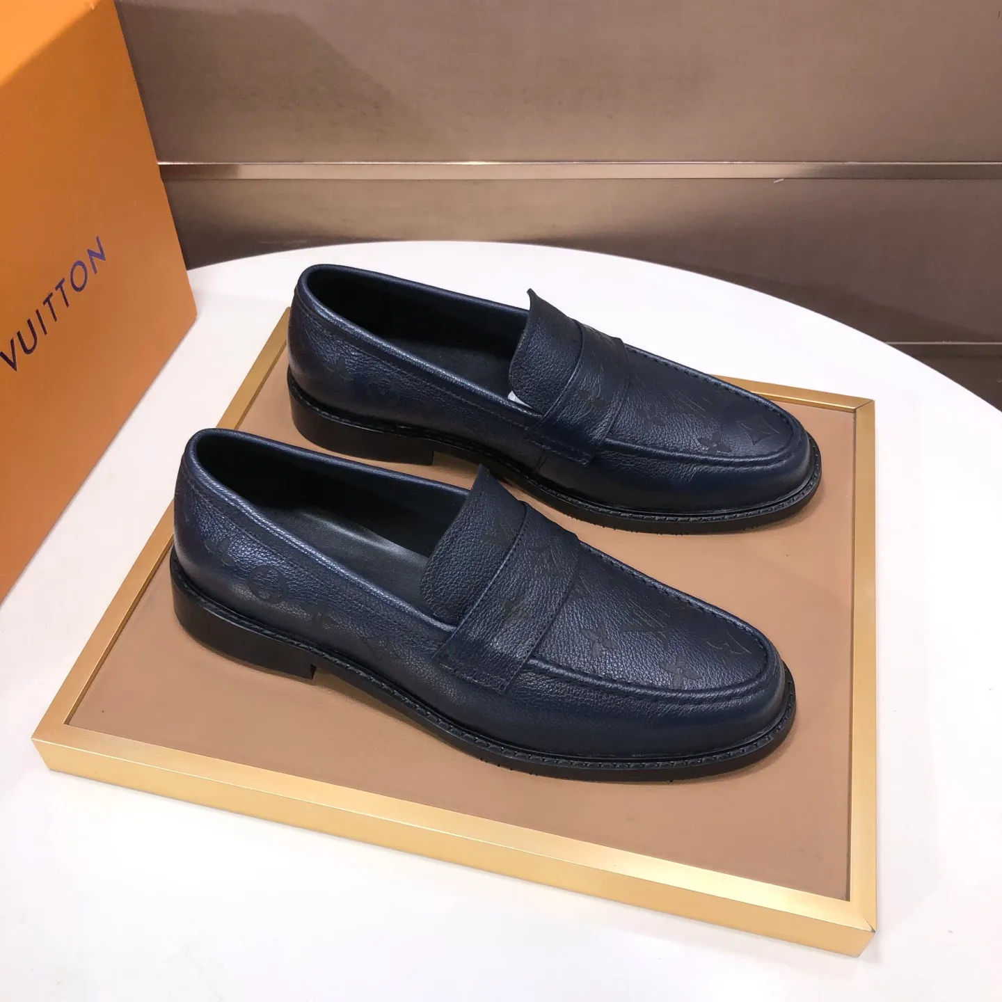 Men's men's shoes💰460💰【LV】(sheepskin lining) formal men's shoes! The high-end formal wear style is luxurious and elegant, with both practicality and style. We pay special attention to quality and details. The original version at the counter is 1:1 ultra-accurate replica👍🏻 The shoe last, leather, workmanship and comfort are not inferior! Material: imported cowhide upper, soft first layer of sheepskin! Code number: 38-45 (45 customized)